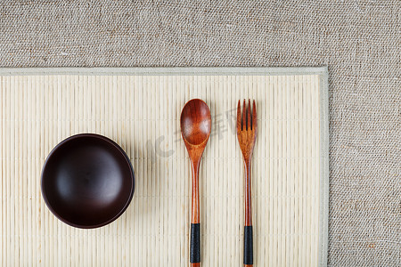 竹背上的木勺、叉子和盘子。