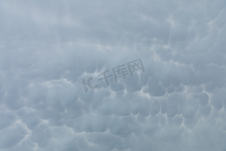 框不规则框摄影照片_广阔的天空布满了气泡形状的暴风云。