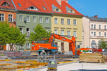 波兰波兹南，2020年8月15日：城市街道上的建筑机械。