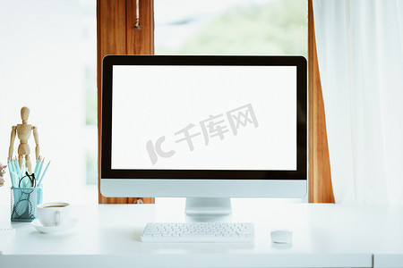 购物、会议、信息搜索、白屏笔记本电脑样机可以插入文本、字符或图像。