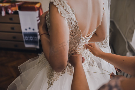新娘穿着婚纱的背影