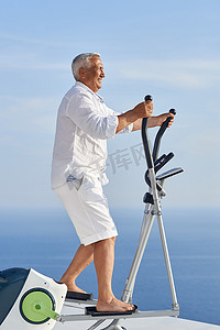 老人摄影照片_健康的老人锻炼
