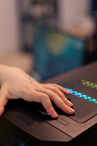 女玩家按下 RGB 电脑上的按钮准备太空射击电子游戏