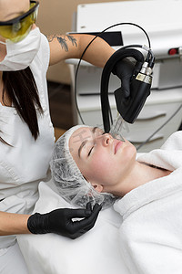 美容水疗诊所治疗师的脱毛美容程序。