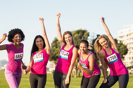 支持乳腺癌马拉松的欢呼女性