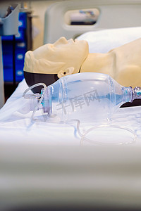 医务室背景摄影照片_带除颤器的 CPR 假人