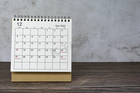 2022 年 12 月木桌上的白色日历。