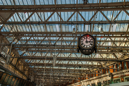 伦敦滑铁卢车站挂着的时钟