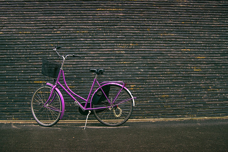 街上的经典复古紫色时髦自行车