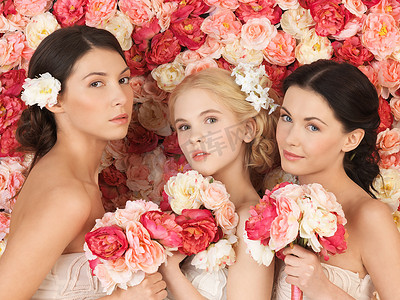背景布满玫瑰的三个女人