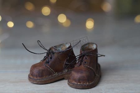 轻工业概念，为泰迪熊或玩偶以及儿童及其父母制造时尚的小脚棕色皮革小鞋