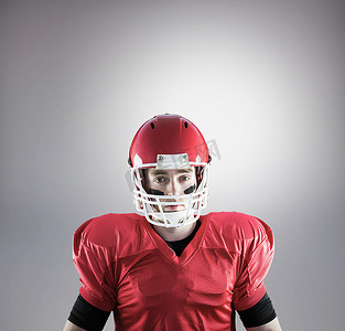 戴着头盔的美国足球运动员肖像的合成图像