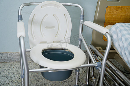 马桶椅或移动厕所可以在卧室或任何地方移动，供老年残疾人或医院病人使用，健康强大的医疗理念