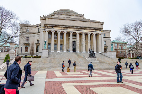 纽约市哥伦比亚大学图书馆，学生走在最前面