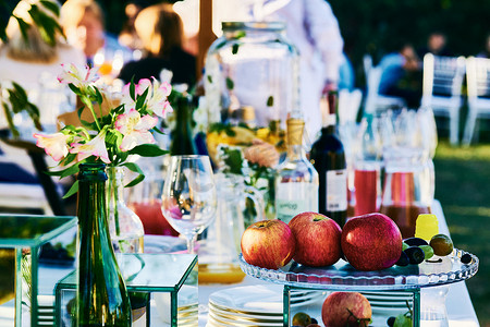 会议大气摄影照片_供应宴会桌，配有苹果、酒精和各种器皿