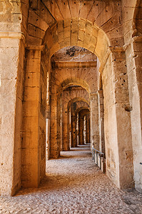 古代走廊摄影照片_北非最大体育馆废墟中的走廊。