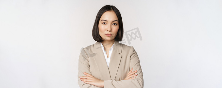 自信的女企业家、亚洲女商人站在权力姿势、专业商务人士、胸前交叉双臂、站在白色背景上