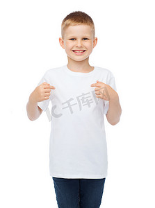 t恤模板白色摄影照片_穿着空白白色T恤的微笑小男孩