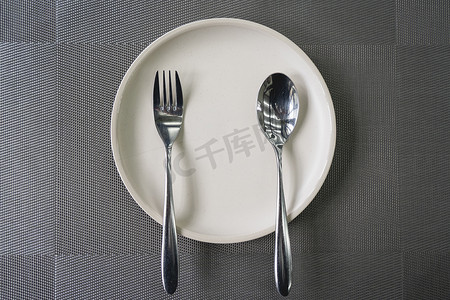 餐厅桌子上的空盘子勺子和叉子。