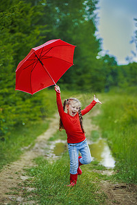 撑雨伞摄影照片_撑着红伞的女孩