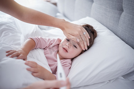 生病、病毒和发烧的儿童卧室，母亲感觉额头热、温度计温度和医疗保健问题测试结果。