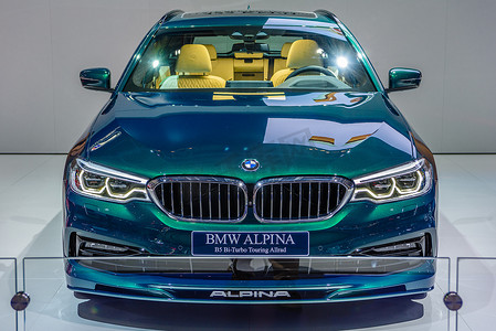 车展展板摄影照片_德国法兰克福 — 2019年9月：绿翡翠BMW ALPINA B5 BI-TURBO TOURING ALLROAD G31，IAA国际车展车展