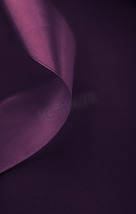 紫色背景上的抽象卷曲丝带、假日销售产品促销的独家奢侈品牌设计和魅力艺术邀请卡背景