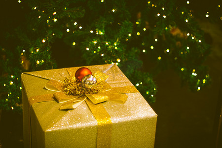 金色圣诞礼品盒特写照片，带金丝带