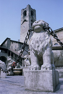 意大利贝加莫韦基亚广场的喷泉
