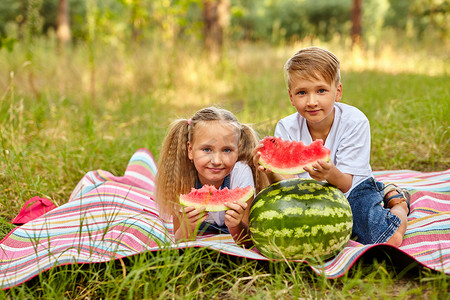孩子们在公园里吃西瓜。