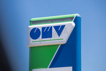 塞尔维亚拉扎雷瓦茨附近加油站 OMV 的标志和标志