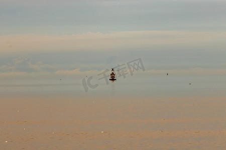 美丽的蓝色大海中孤独的海洋红色信号浮标警告船只。