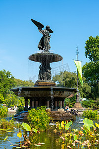 纽约中央公园贝塞斯达喷泉，有天使雕塑特写