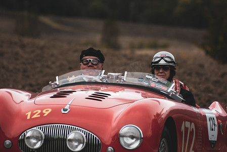 CISITALIA 202 SMM SPIDER NUVOLARI 1947 年在一辆旧赛车上参加 2020 年意大利著名历史赛事 Mille Miglia 拉力赛（1927-1957 年）