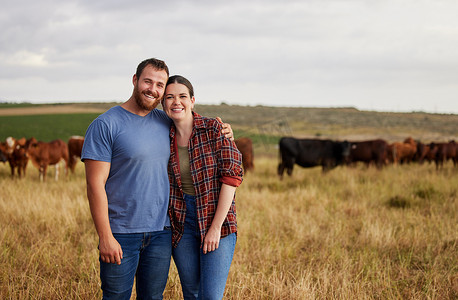 农民夫妇在农村的奶牛场工作，在可持续发展领域、农业环境和自然土地上从事肉类、牛肉和牛食品工业。