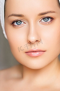 皮肤护理和美容常规、头裹白毛巾的美女、护肤化妆品和面部美容