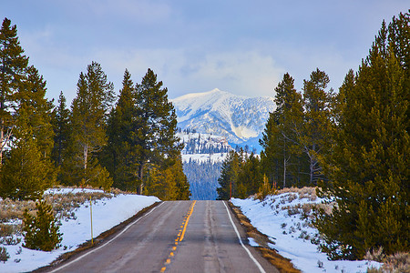 冬雪中的道路通向令人惊叹的山峰