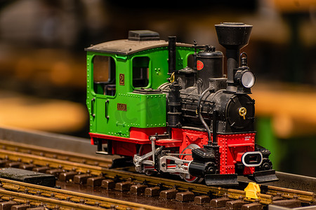 轨道上绿色蒸汽机车的小模型