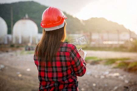 石油化工行业快乐的亚洲女工在工厂剪贴板上工作目视检查清单