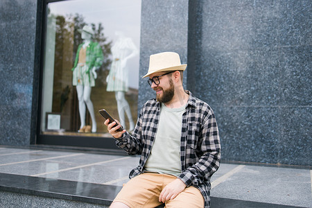 微笑的男性游客在夏季城市度假期间使用智能手机 — 技术和社交媒体应用程序概念
