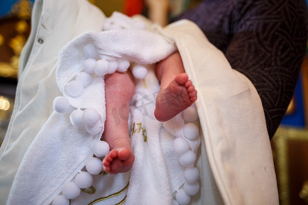 白毛巾上的婴儿脚，婴儿脚，婴儿洗礼