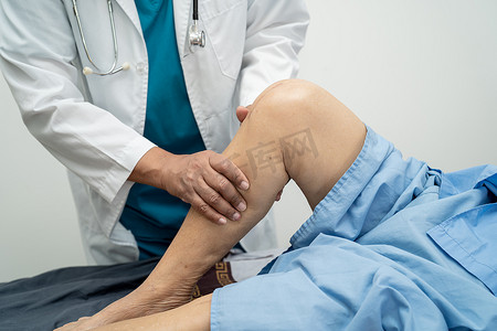 亚洲医生物理治疗师在骨科医疗诊所护士医院检查、按摩和治疗老年患者的膝盖和腿部。