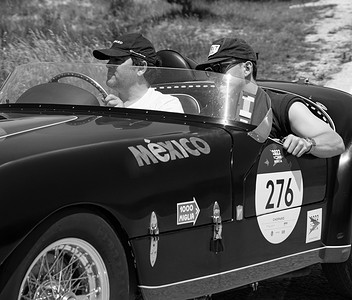 1953摄影照片_法拉利 166 MM SPIDER VIGNALE 1953 年在一辆旧赛车上参加 2022 年著名意大利历史赛事 Mille Miglia 拉力赛（1927-1957 年）