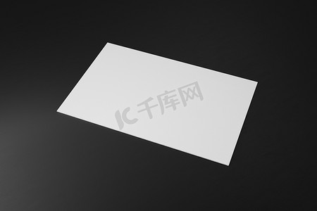 白色水平名片纸样机模板，带有空白空间封面，用于在黑色纸板背景上插入公司徽标或个人身份。