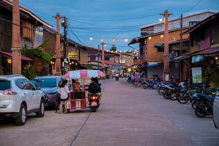 泰国兰达岛，黄昏日落期间的兰达岛老城区