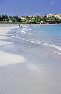 情侣漫步巴哈马海滩