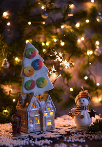 玩具村的圣诞派对，一栋窗户里有灯光的房子