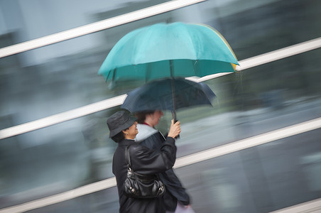 出梅摄影照片_雨中打伞的两个女人