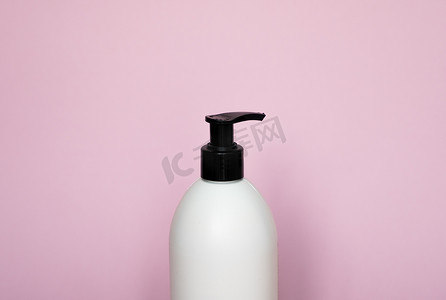 粉红色背景的凝胶、乳液、奶油、洗发水、沐浴泡沫的液体容器。