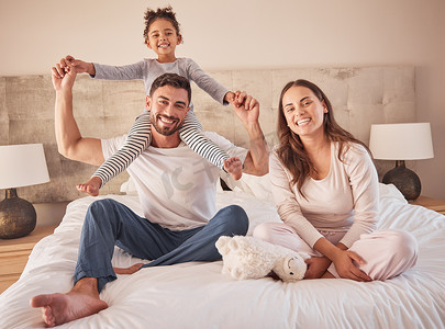 有趣的全家福，父母或女孩在幸福家庭中的男人、女人或女孩的家庭卧室里玩耍。
